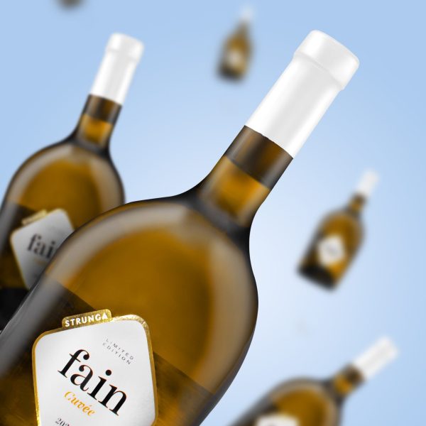Detaliu de etichetă personalizată pe sticlă de vin Crama Strunga