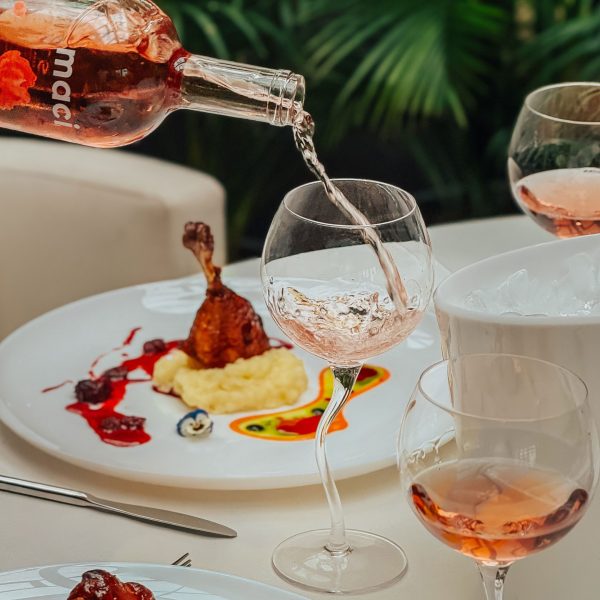 Atmosfera de botez cu vin Strunga