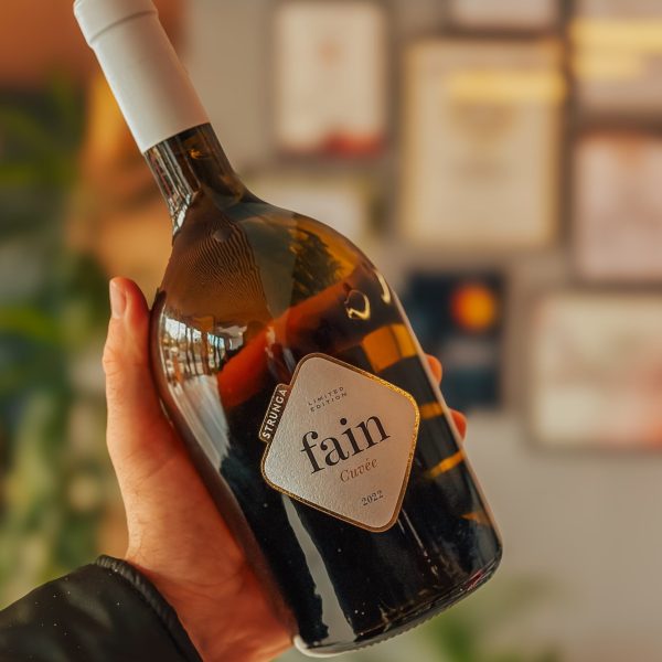 Detaliu de eveniment cu vin Strunga